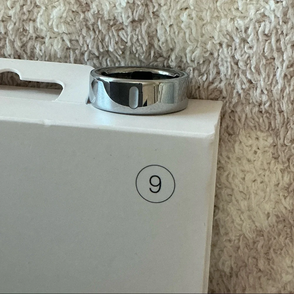 NWT Oura Ring 4 with Charging Dock and Cable in silver.